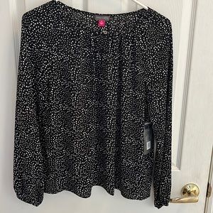 VINCE CAMUTO NWT XS blouse top black & white abstract design Keyhole neckline